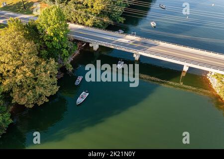 Pescatore in barche a basso inizia un torneo di pesca al lago Tims Ford a Winchester, Tennessee. Foto Stock