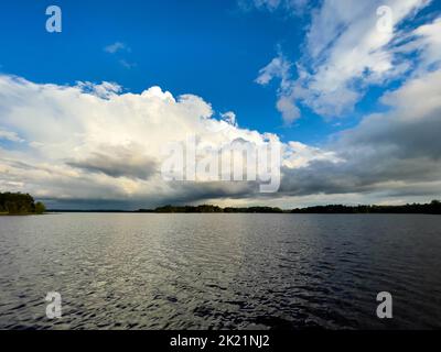 Nuvole di pioggia in lontananza sul lago Nokomis a Tomahawk, Wisconsin, orizzontale Foto Stock