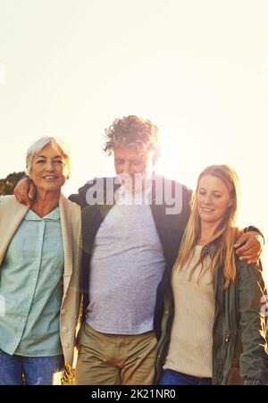 Tempo fuori con le sue due donne favorite. Una coppia anziana in piedi con la loro figlia adulta. Foto Stock