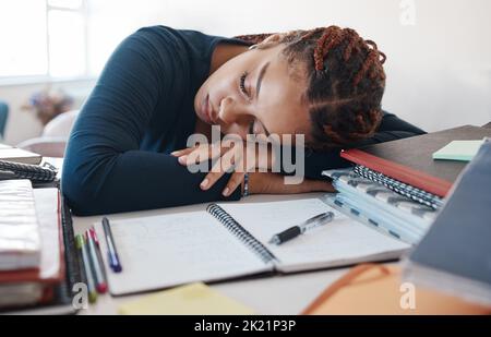 Burnout, allievo che dorme alla scrivania con i libri mentre studiano, leggendo o conoscenza di formazione universitaria nella stanza. Stanchezza gen z nero donna in Foto Stock