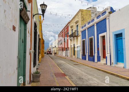 Vecchi edifici colorati fiancheggiano entrambi i lati di una strada stretta a Campeche, Messico Foto Stock