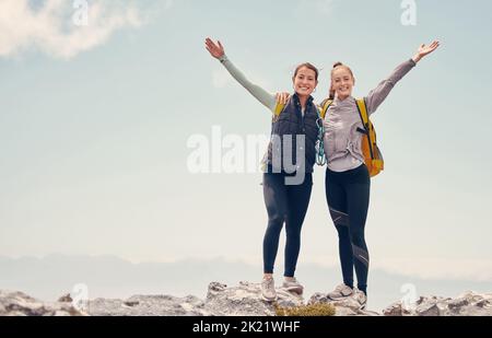 Viaggi, escursioni e successo con le donne sulla scogliera di montagna, trekking e avventura viaggio insieme. Libertà, paesaggio e arrampicata con gli amici Foto Stock