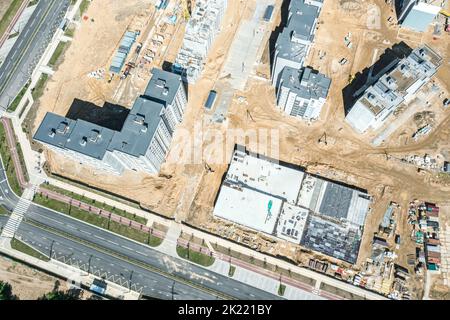 vista aerea del nuovo quartiere residenziale con garage multilivello in costruzione Foto Stock