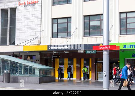 La Commonwealth Bank of Australia si trova in George Street, nel centro di Sydney, con la stazione della metropolitana leggera del municipio nelle vicinanze, NSW, Australia Foto Stock