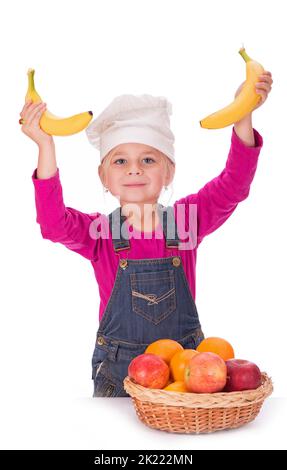 Primo piano ritratto di una bambina che tiene frutti - mele, banane e arance. Isolato su uno sfondo chiaro. Foto Stock