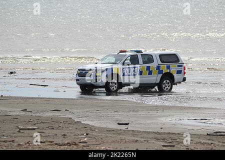 Veicolo della polizia neozelandese che guida in spiaggia Foto Stock
