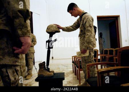 U.S. MARINE PAGA I SUOI RISPETTI, LA VERITÀ DI TERRA: DOPO LA FINE DELL'UCCISIONE, 2006 Foto Stock