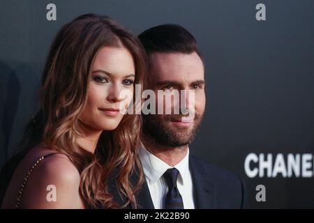 Behati Prinsloo e Adam Levine assistono alla prima serata di gala di chiusura di 'Begin Again' il 26 aprile 2014 al BMCC Tribeca PAC di New York City. Foto Stock