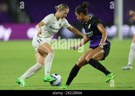 21 settembre 2022: Il difensore del coraggio del North Carolina MERRITT MATHIAS (11) compete per la palla durante la partita di calcio NWSL Orlando Pride vs North Carolina Courage all'Exploria Stadium di Orlando, Florida, il 21 settembre 2022. (Credit Image: © Cory Knowlton/ZUMA Press Wire) Foto Stock