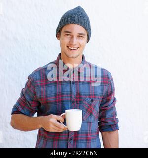 Ottenere la mia caffeina di mattina. Ritratto corto di un bel giovane hippster bevendo un po' di caffè. Foto Stock