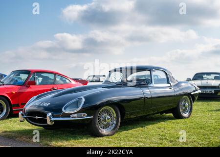 Auto Jaguar e Type 1963 al Bicester Heritage Centre, evento sunday Scramble, Oxfordshire, Inghilterra Foto Stock