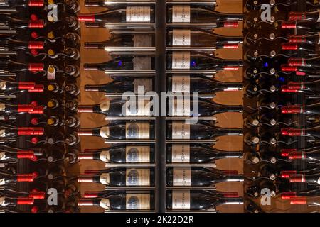 Dettaglio delle bottiglie di vino nella cantina di Wickanninish Inn, Tofino, isola di Vancouver, British Columbia, Canada. Foto Stock