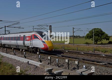 Un treno ad alta velocità LNER Azuma che passa da Colton Junction, il raccordo ferroviario ad alta velocità 1st del Regno Unito, East Coast Main Line, Yorkshire, Regno Unito Foto Stock