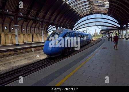 Un treno ad alta velocità di classe 803 AT300 Lumo arriva alla stazione ferroviaria di York, Yorkshire, Regno Unito Foto Stock