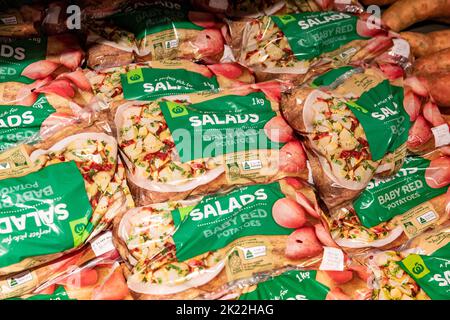 Sacchetti di patate rosse per bambini in vendita in un supermercato australiano, utili per insalate e per bollire Foto Stock