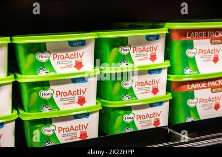 Flora proactiv burro margarina in vasche da bagno in vendita in un supermercato australiano Foto Stock