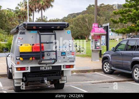 2016 piano da tavolo Toyota LandCruiser con tettuccio montato, allestito per il tour di sovraccarico con tenda sul tetto e stoccaggio di acqua combustibile, Sydney, Australia Foto Stock