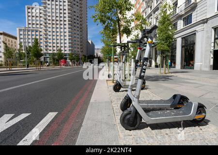 Madrid, Spagna. Settembre 2022. Alcuni scooter elettrici in affitto su un marciapiede nel centro della città Foto Stock