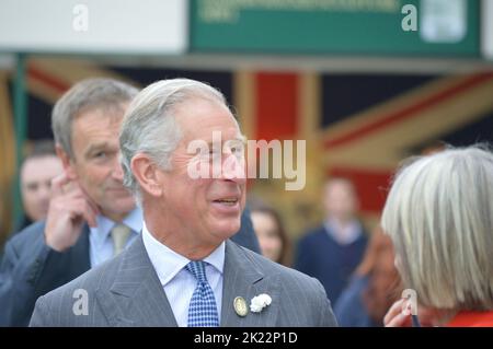 Re Carlo 3rd visitare la RHS Chelsea Flowers come nel 2013 con un jack di Unione soft focus sullo sfondo. Foto Stock