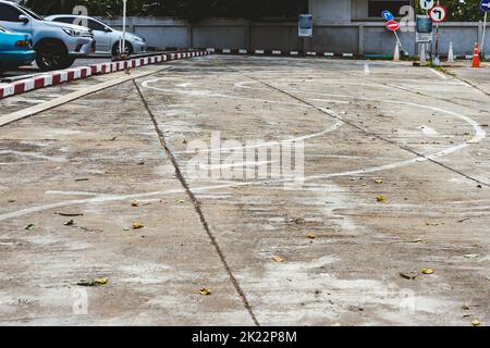 Test di guida e area di addestramento con test di simulazione per patente di guida. Scuola di guida pratica zona di traffico con pole segnaletica e coni arancioni e la strada Foto Stock