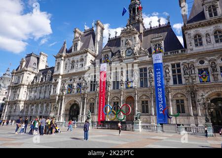 Persone di fronte all'Hotel de Ville, Municipio, durante i giorni del Patrimonio europeo, Journées du Patrimoine 2022, Parigi, Francia. Foto Stock