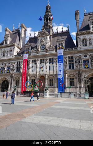 Persone di fronte all'Hotel de Ville, Municipio, durante i giorni del Patrimonio europeo, Journées du Patrimoine 2022, Parigi, Francia. Foto Stock