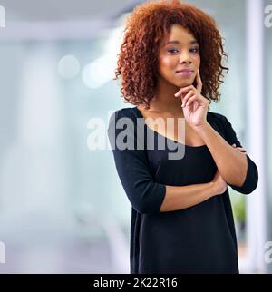 Pianificare la mia ascesa. Ritratto di una giovane imprenditrice afroamericana sorridente con fiducia alla fotocamera. Foto Stock