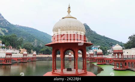 Vista di Chattris di Sagar Talab, Moosi Maharani Ki Chhatri, costruito da Vinay Singh in onore di Maharaja Bakhtawar Singh e la sua regina Rani Moosi nel Foto Stock