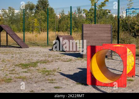 area esterna di addestramento del cane con corso di ostacolo. banda di impedimenti. addestramento del cane Foto Stock