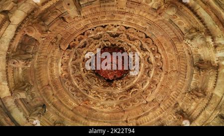 Scolpito ceilling del Tempio di Gopinath, Forte di Bhangarh, forte è stato costruito nel 17th ° secolo da Raja Madho Singh, Bhangarh, Rajasthan, India. Foto Stock