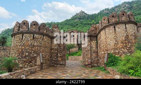 Porta d'ingresso del Palazzo del Forte, Forte di Bhangarh, Rajasthan, India. Foto Stock