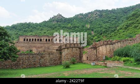 INDIA, RAJASTHAN, BHANGARH, 2022 luglio, turista a Forte di Bhangarh costruito nel 17th ° secolo da Raja Madho Singh Foto Stock