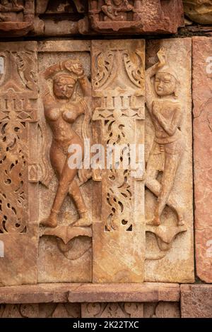 Scultura di uomo e donna sul MahakalaTemple, Bijolia, Bhilwara, Rajasthan, India. Foto Stock