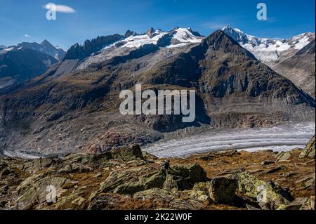 Paesaggio di ghiacciaio, montagna e cielo. Ghiacciaio di Aletsch nelle Alpi svizzere. Bettmeralp, Canton Vallese, Svizzera. Destinazioni di viaggio. Foto Stock