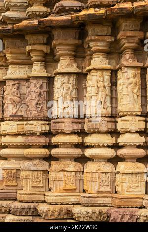 Sculture del muro del Tempio di Hajareshwara Tempio, Bijolia, Bhilwara, Rajasthan, India. Foto Stock