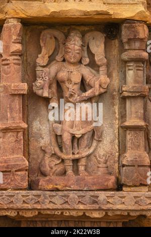 Scultura rotta della dea indù sul Tempio di Hajareshwara, Bijolia, Bhilwara, Rajasthan, India. Foto Stock