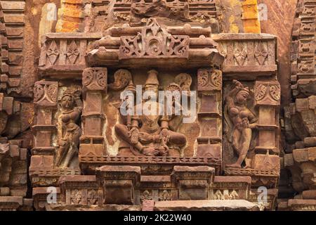 Scultura del Signore Vishnu e delle cameriere, Tempio di Hajareshwara, Bijolia, Bhilwara, Rajasthan, India. Foto Stock