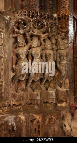 Scultura di donne sulla porta d'ingresso del santuario. Tempio di Undeshwar Mahadev, Bijolia, Bhilwara, Rajasthan, India. Foto Stock