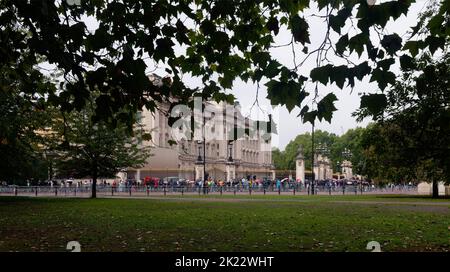 Piangono a Buckingham Palace sotto la pioggia, con rispetto dopo la morte della regina Elisabetta II, Londra, Inghilterra Foto Stock