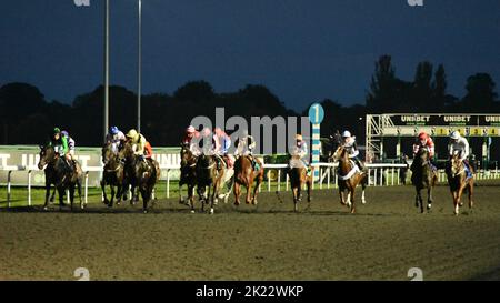 Londra, Regno Unito. 22nd settembre 2022. Corridori e piloti jockey per la posizione all'inizio degli anni '7,15 al Kempton Park Racecourse, Regno Unito. Credit: Paul Blake/Alamy Live News. Foto Stock