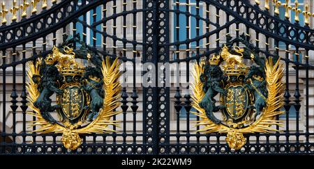Creste reali alle porte di Buckingham Palace, Londra Foto Stock