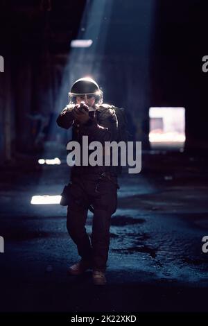 Soldato dell esercito elite forces, speciale servizio di sicurezza fighter con nascosti dietro la maschera e occhiali faccia, in casco e carrello di carico del sistema di puntamento, Foto Stock