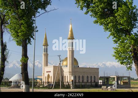 Provincia di Bishkek, Kirghizistan - 6 maggio 2018: Moschee nella campagna kirghiza, con montagne coperte di neve Foto Stock