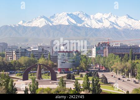 Bishkek, Kirghizistan - 28 aprile 2018: Piazza della vittoria a Bishkek con sullo sfondo montagne innevate Foto Stock