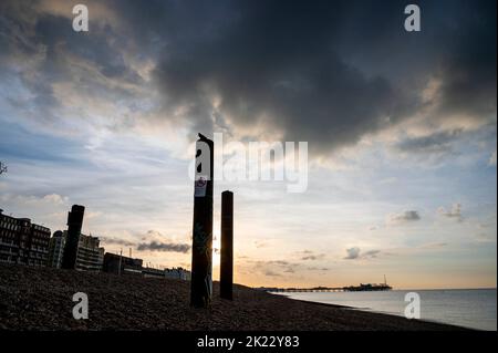 Brighton UK 22nd settembre 2022 - nuvole scure e sole di mattina presto sul lungomare di Brighton come il tempo più instabile è previsto per i prossimi giorni . . : Credit Simon Dack / Alamy Live News Foto Stock