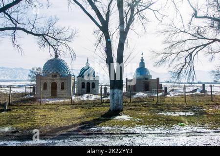 Provincia di Bishkek, Kirghizistan - 24 febbraio 2017: Tre moschee nella campagna kirghiza. Foto Stock