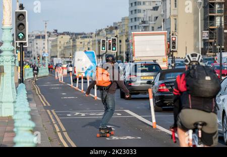 Brighton UK 22nd settembre 2022 - Uno skateboarder viaggia lungo il lungomare di Brighton in Auto Free Day . Il giorno libero dell'automobile è celebrato in tutto il mondo il 22 settembre o intorno ed incoraggia la gente a camminare, ciclare o usare i mezzi pubblici, anziché usare la loro automobile per il giorno. . : Credit Simon Dack / Alamy Live News Foto Stock