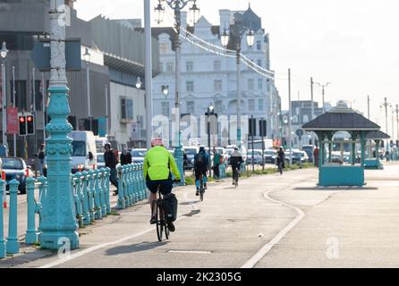 Brighton UK 22nd settembre 2022 - i ciclisti viaggiano lungo il lungomare di Brighton in Auto Free Day . Il giorno libero dell'automobile è celebrato in tutto il mondo il 22 settembre o intorno ed incoraggia la gente a camminare, ciclare o usare i mezzi pubblici, anziché usare la loro automobile per il giorno. . : Credit Simon Dack / Alamy Live News Foto Stock