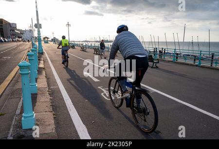 Brighton UK 22nd settembre 2022 - i ciclisti viaggiano lungo il lungomare di Brighton in Auto Free Day . Il giorno libero dell'automobile è celebrato in tutto il mondo il 22 settembre o intorno ed incoraggia la gente a camminare, ciclare o usare i mezzi pubblici, anziché usare la loro automobile per il giorno. . : Credit Simon Dack / Alamy Live News Foto Stock