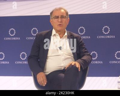 Concordia Summit 2022, Sheraton-Midtown, New York, 21 settembre 2022. Apparso al Concordia Summit 2022 di New York, il famoso professore Nouriel Roubini, economista della NYU, si unisce in conversazione a Suzanne Kianpour della BBC, per discutere i dieci più pericolosi MegaThreat e Trends che mettono in pericolo il nostro futuro sempre più probabile del Dystopian, E come dovremmo agire sia individualmente che collettivamente come Società Globale, per sopravvivere all’impatto di queste minacce. ©Julia Mineeva/EGBN TV News/Alamy Foto Stock